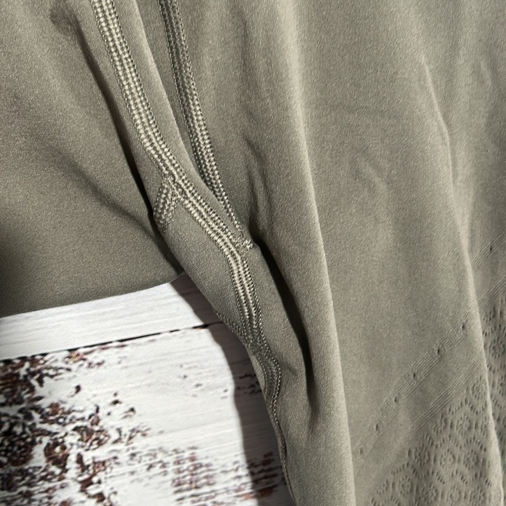Lululemon Reveal Tight *Mindful Motion Carbon Dust Size 4 - Picture 11 of 16